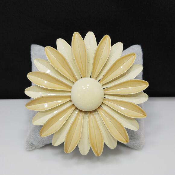 1960s Beige Enamel Flower Brooch White Metal Large Daisy Retro Mod Vintage - Picture 9 of 10